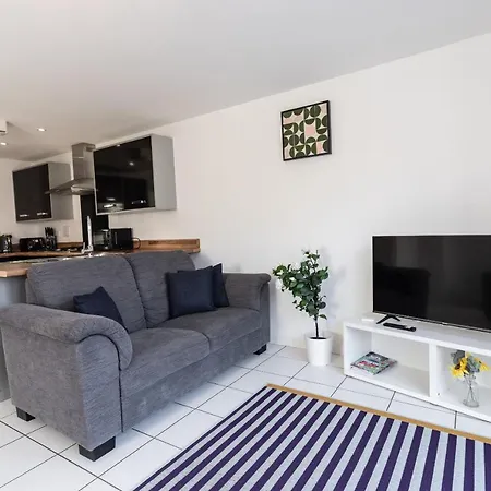 October Disc - Long - Contractors Holiday home Bristol